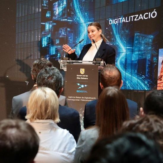 Die balearische Ministerpräsidentin Marga Prohens stellt IBDigital vor.